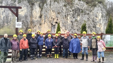 Indulás a barlangba fejlámpás védősisakkal, gumicsizmával felszerelkezve_FOTÓ Kovács Zsuzsa