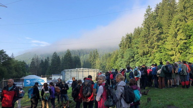 A reggeli fényben fürdőző párafelhők látványa elterelte a figyelmemet a 150 fős tömegről_FOTÓ Kismihály Boglárka