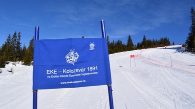 kék EKE-feliratos molinó