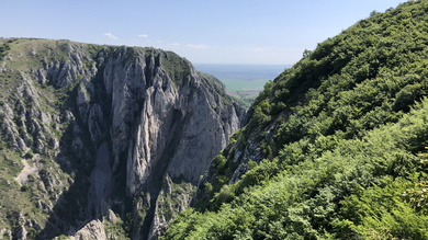 A tető végén is érdemes a sziklaperemre telepedve gyönyörködni.