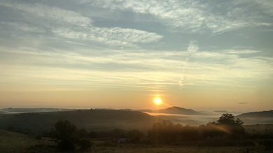A gyerővásárhelyi hágón hihetetlen látványt nyújtott a felkelő nap sugarai által megvilágított ködtenger.