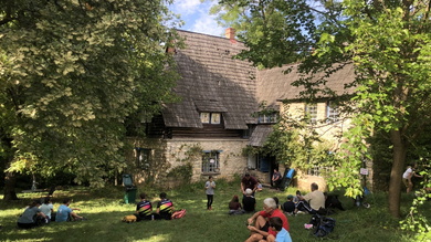 A Szentimrei-villa idilli környezetében mindenki megpihenhetett s elfogyaszthatta az ízletes túrós-tejfölös-szalonnás puliszkát.