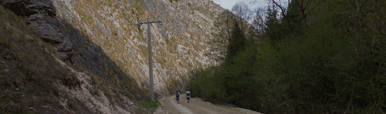 túrázók a szorosban haladva
