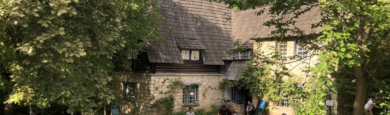 A Szentimrei-villa idilli környezetében mindenki megpihenhetett s elfogyaszthatta az ízletes túrós-tejfölös-szalonnás puliszkát.