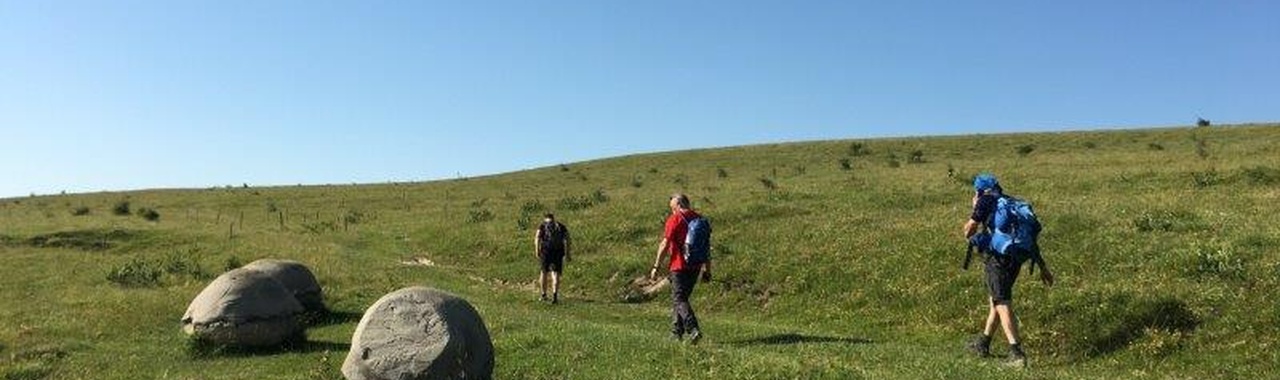 Útban a Nagy-Csolt felé, az út mellett gömbkövek