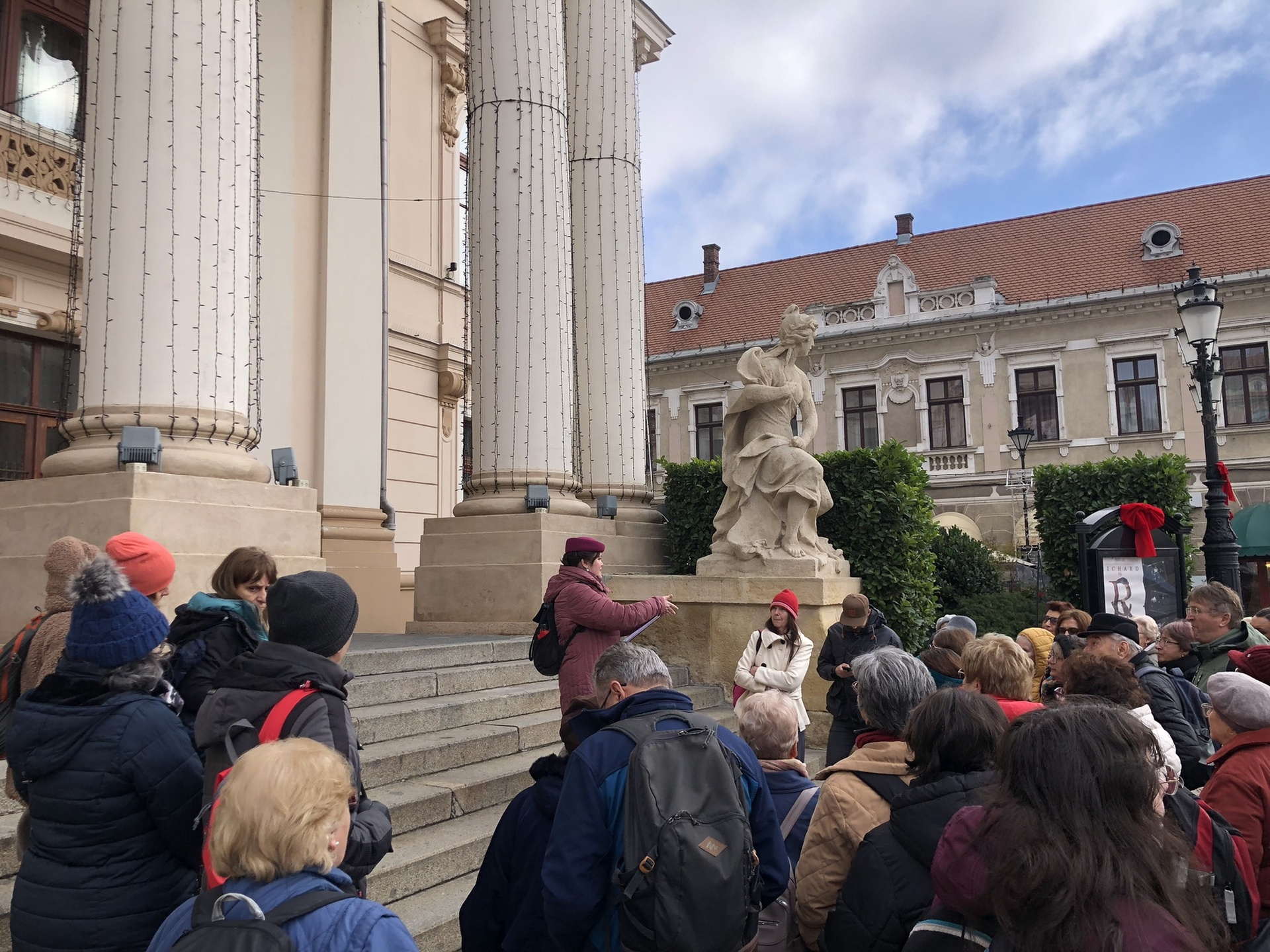 Barazsuly Viktória a nagyváradi színház előtt mesél a résztvevőknek.