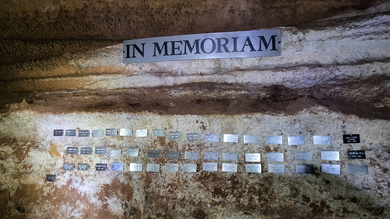 Emlékplakett az elhunyt társak részére, akik hozzájárultak a barlang feltárásához_FOTÓ Mátó-Székely Zsolt