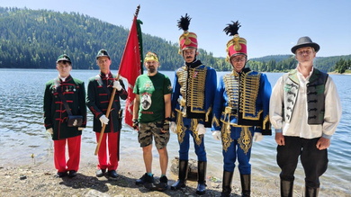 A huszárok és túravezetőnk, Suler a Bélesi-tó partján_FOTÓ Veres Bendegúz