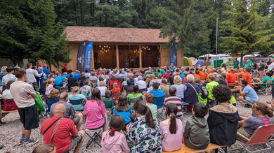 A tábornyitó ünnepségen a polgármester egy kis poénnal fűszerezve mindenkit megnyugtatott a medve téma kapcsán_FOTÓ Veres Ágnes
