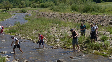 A túrázók idén sem úszták meg száraz lábbal a Székelyjó-patakon való átkelést_FOTÓ Lőrincz Ferenc