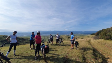 Vidám csapat a Bátori-hegyen, bal oldalt, elől, Szekrényes Johanna.
