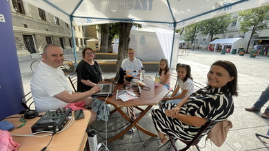 A Kolozsvári Rádió Farkas utcai kihelyezett stúdiójából szólt a Mesél az EKE