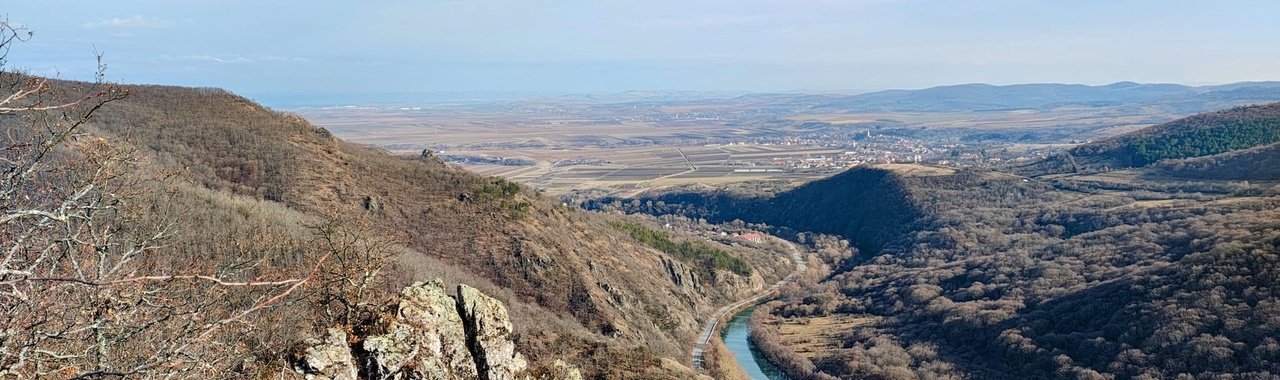 A völgyben türkizen kanyargó Aranyos
