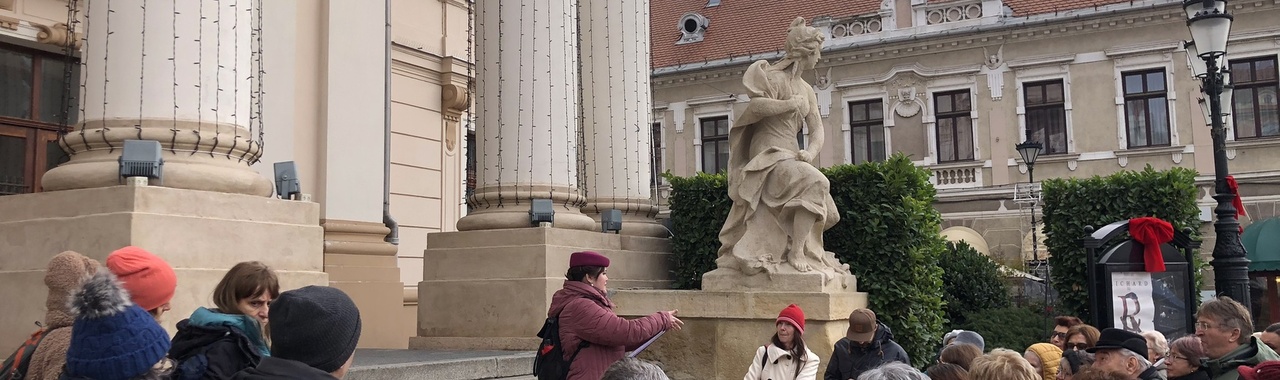 Barazsuly Viktória a nagyváradi színház előtt mesél a résztvevőknek.