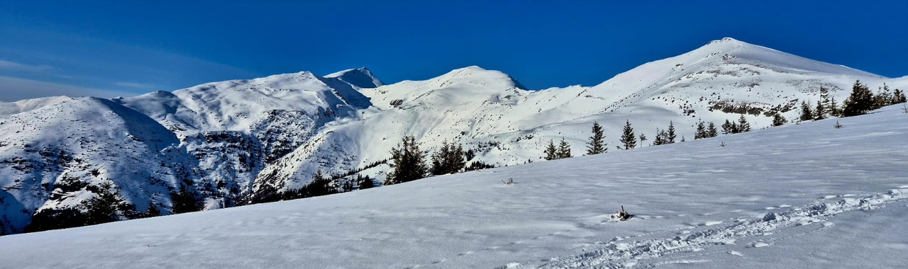 A Vörös-csúcs, a Kis-Ünőkő és az Ünőkő hármasa.