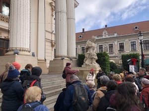 Barazsuly Viktória a nagyváradi színház előtt mesél a résztvevőknek.