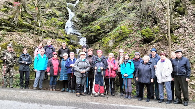 Csoportkép a Dubina-vízesésnél Feketeerdőn_FOTÓ Kovács Zsuzsa