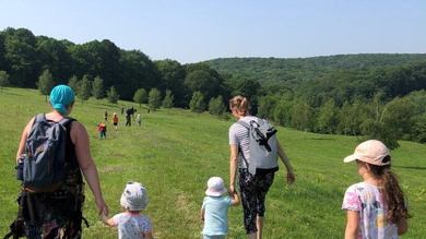 Csapatunkat egészen kicsi gyerekek is gazdagították, akik hol szüleik hátán, hol szüleik kezébe kapaszkodva túráztak_FOTÓ Kismihály Boglárka