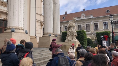 Barazsuly Viktória a nagyváradi színház előtt mesél a résztvevőknek.