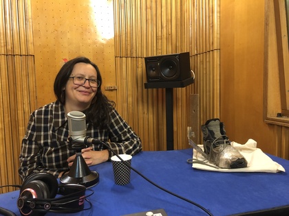 Gál Réka a rádió stúdiójába elhozta az ereklyének számító túrabakancsot.